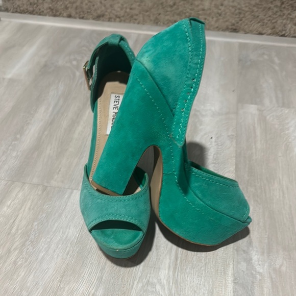 Steve Madden Shoes - Steve Madden Green Platform Shoes Elegant Peep-Toe Design
